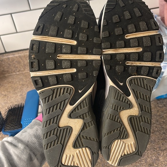 Women’s Nike air max tennis shoes size 8 - Picture 2 of 3